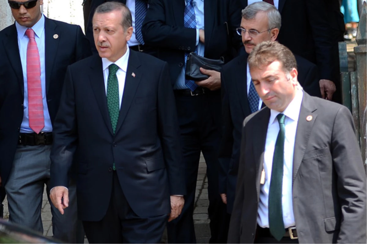 Başbakan Erdoğan, Anne ve Babasının Mezarlarını Ziyaret Etti