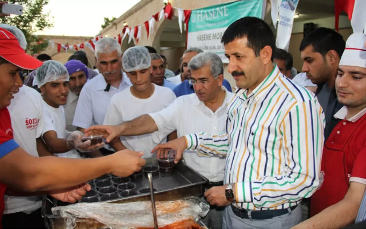 Başkan Ekinci, İftarda Yemek Dağıttı