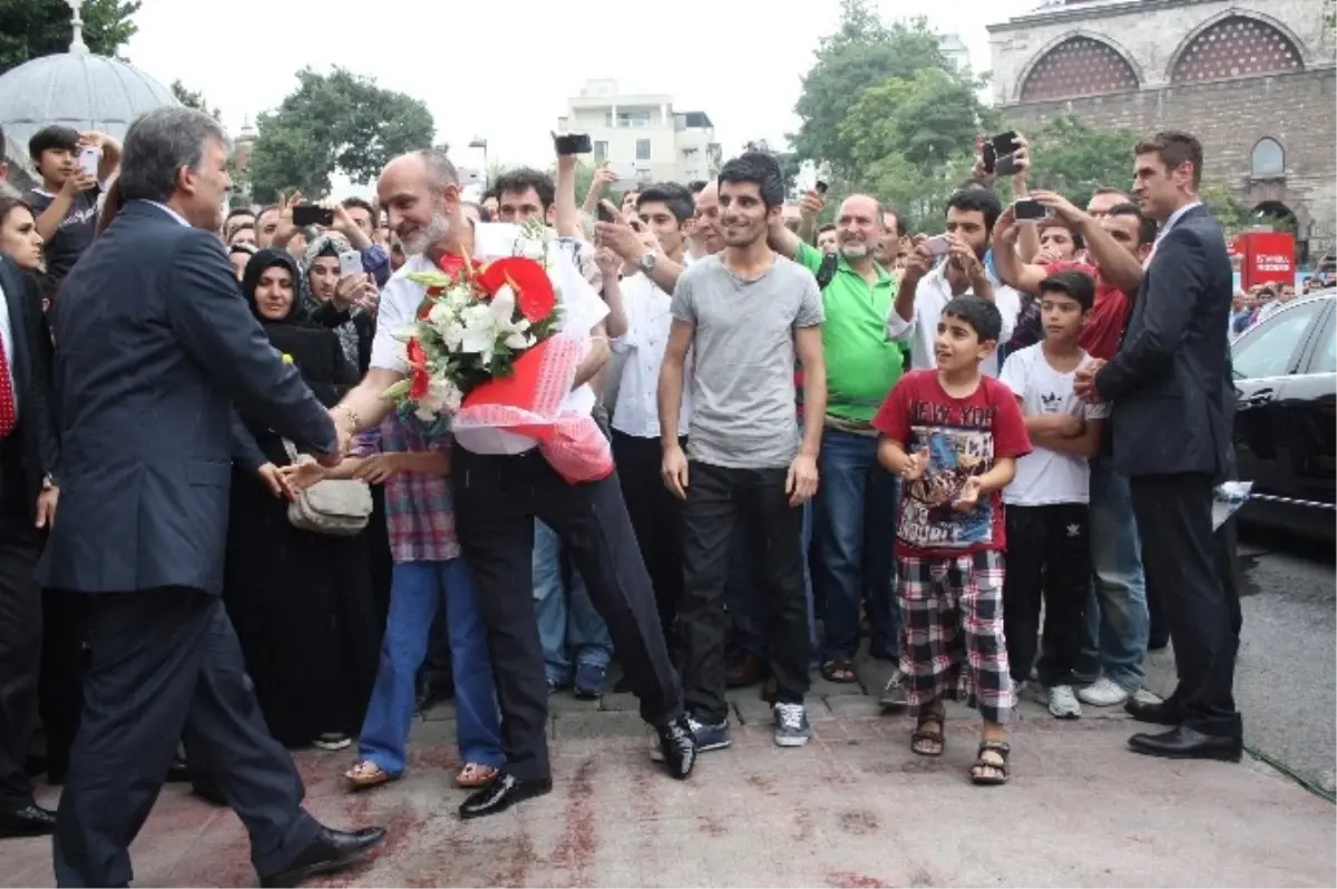 Cumhurbaşkanı Gül, Cami Çıkışında Çiçekle Karşılandı