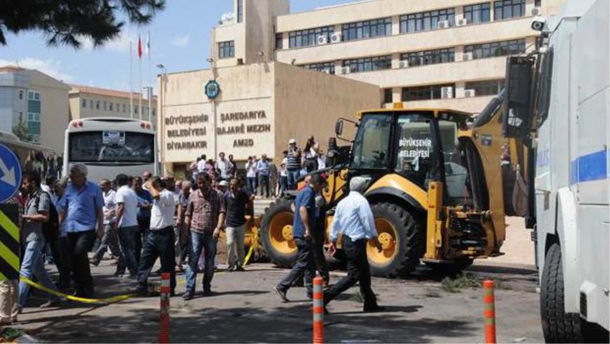 Diyarbakır Belediyesi\'ni Şoförler Bastı, Ortalık Savaş Alanına Döndü