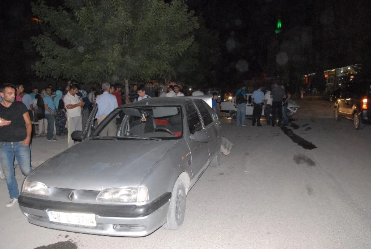 Duran Otomobile Vurup Kaçtı: 3 Yaralı