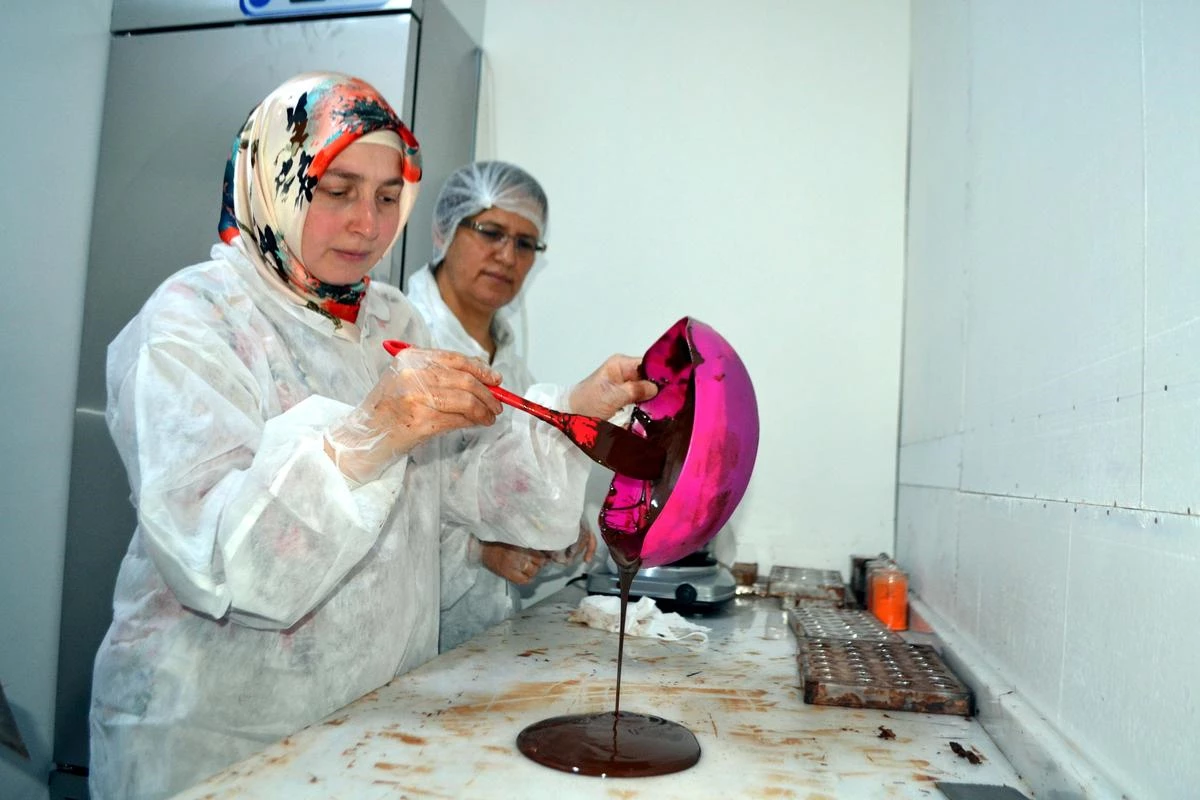 Ev Hanımları Çikolata Yapmayı Öğreniyor