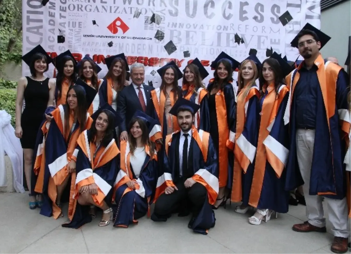 İzmir Ekonomi\'de 2. Mezuniyet Coşkusu