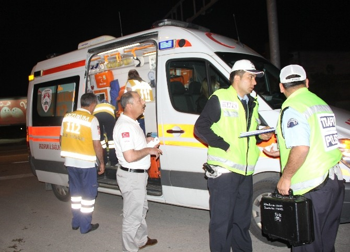Erzurum\'da Ambulans ile Otomobil Çarpıştı: 4 Yaralı