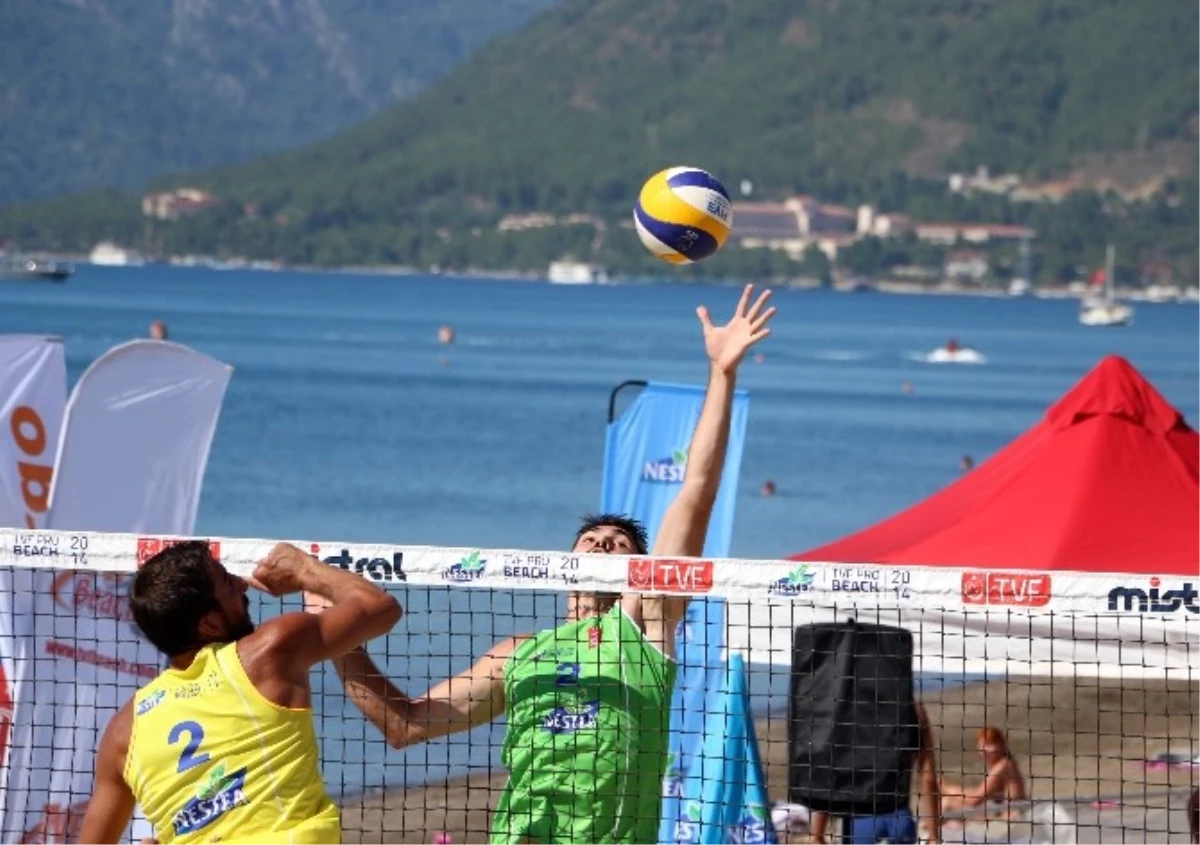 Plaj Voleybolu Turnuvası Marmaris\'te Başladı