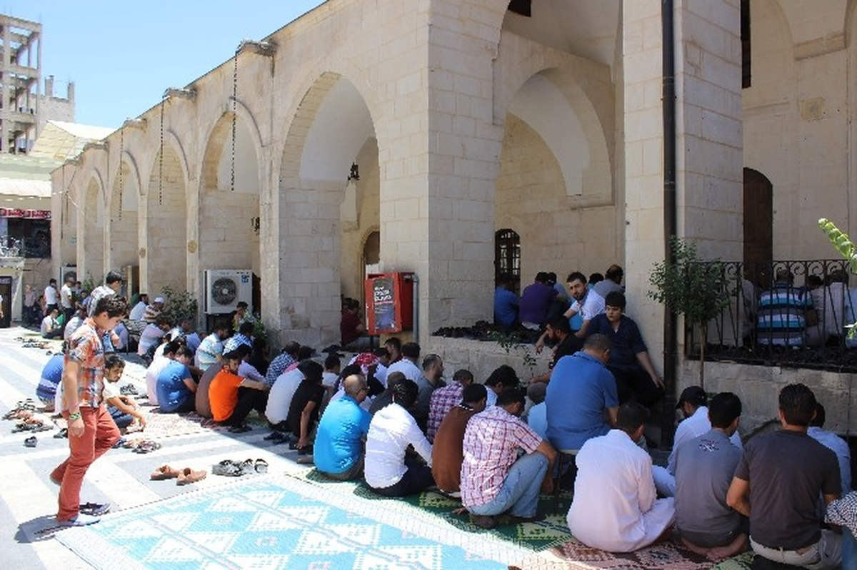 Kilis\'te Cemaat Camilere Sığmadı