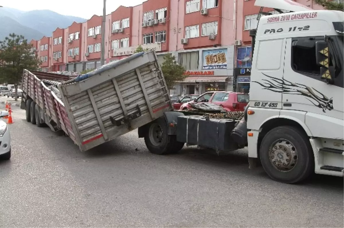 Seyir Halindeki Tır\'ın Dorsesi Yerinden Çıktı