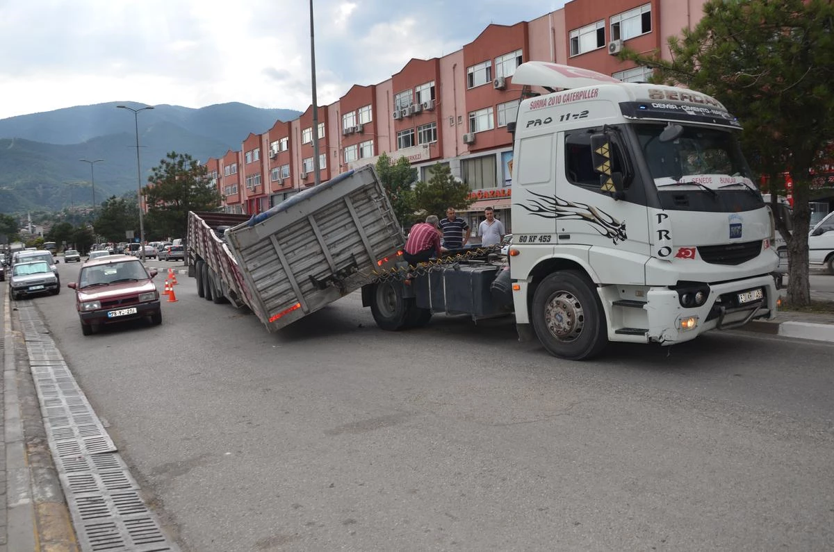 Seyir Halindeki Tırsın Dorsesi Çıktı