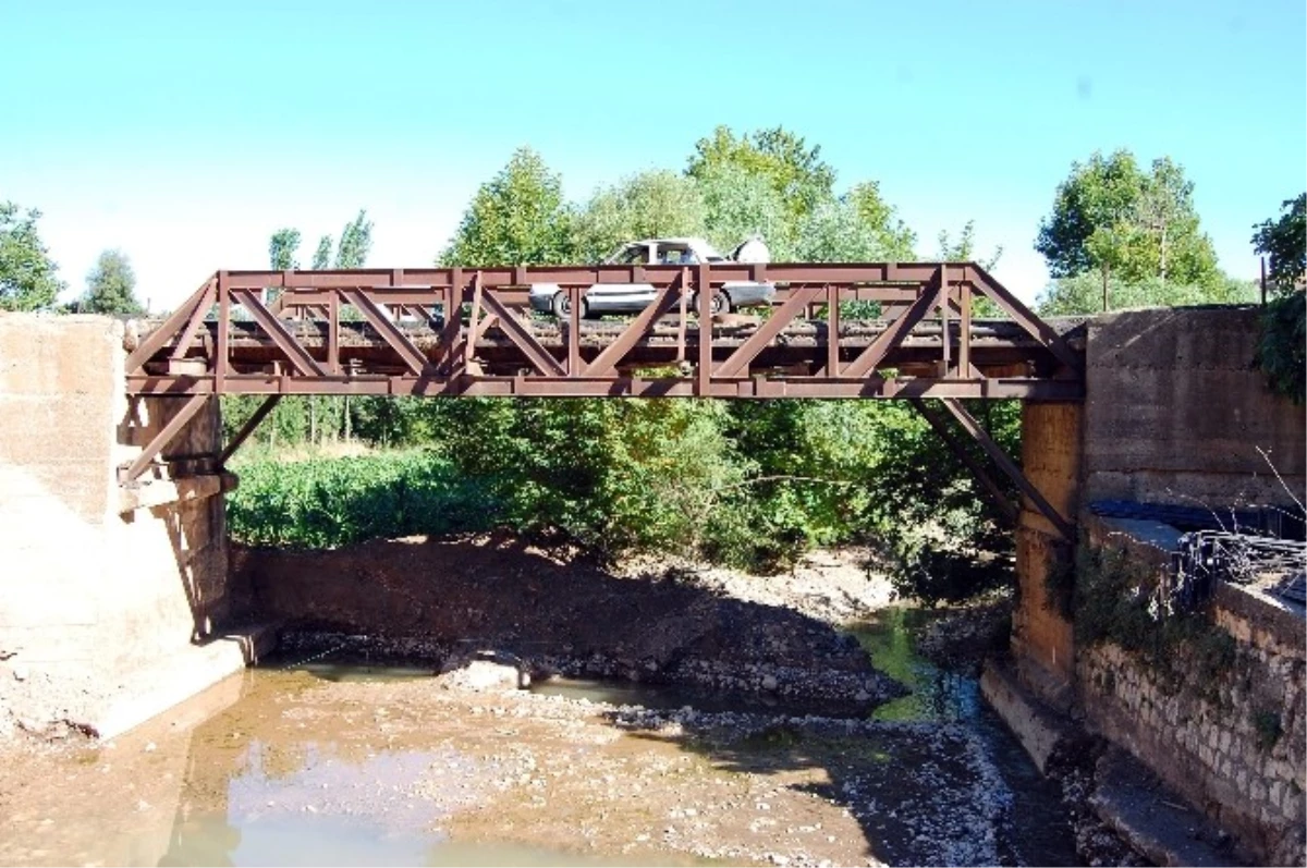 Tren Rayından Yapılan Köprü Tarih Oluyor