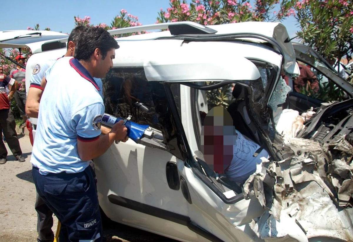 Turgutlu\'da Trafik Kazası : 1 Ölü, 2 Yaralı