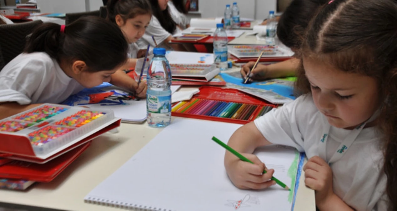 Türkiye\'nin Minik Ressamları Ödül Mutluluğu Yaşadı