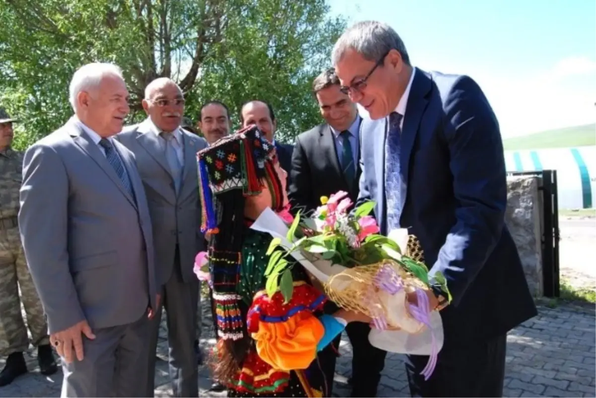 Vali Deniz, Damal ve Hanak İlçelerini Ziyaret Etti