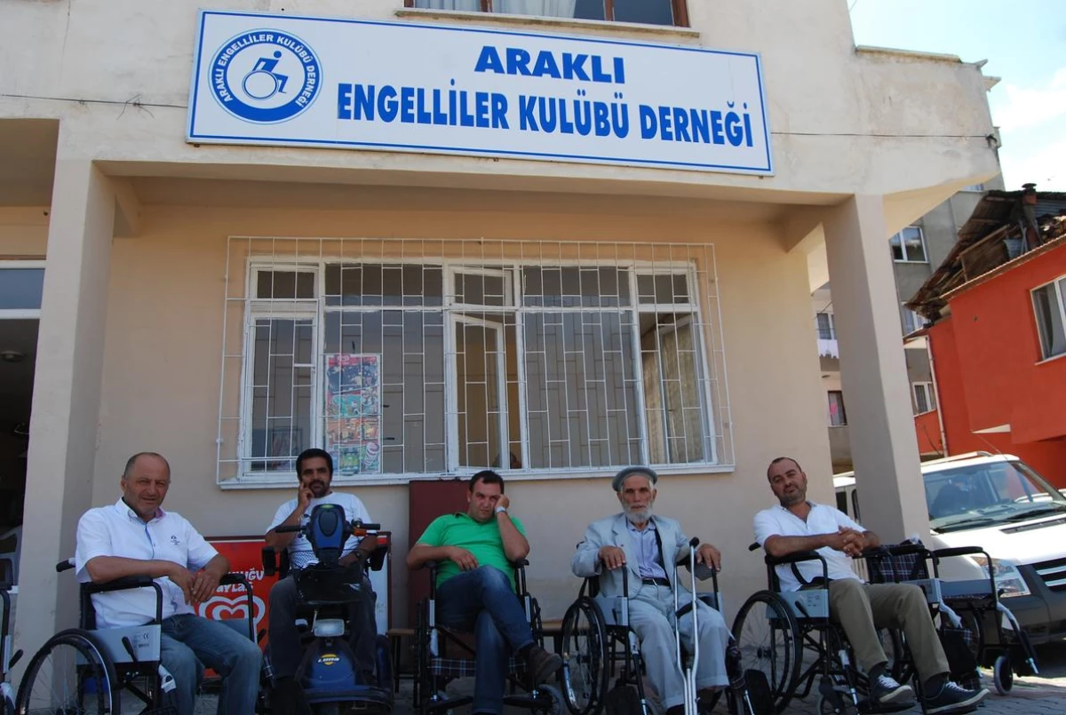 Araklı\'da Engellilere Tekerlekli Sandalye Dağıtıldı