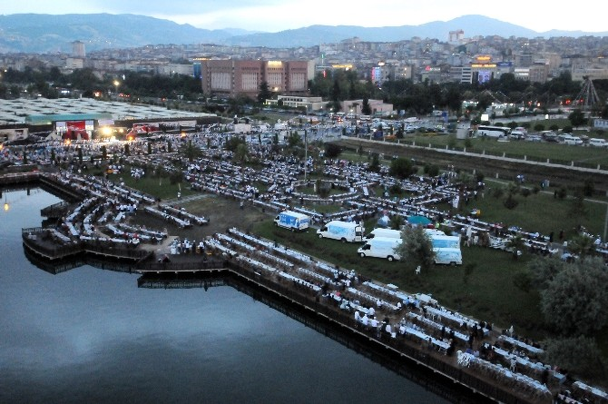 Başbakan, 30 Bin Kişi ile İftar Yaptı