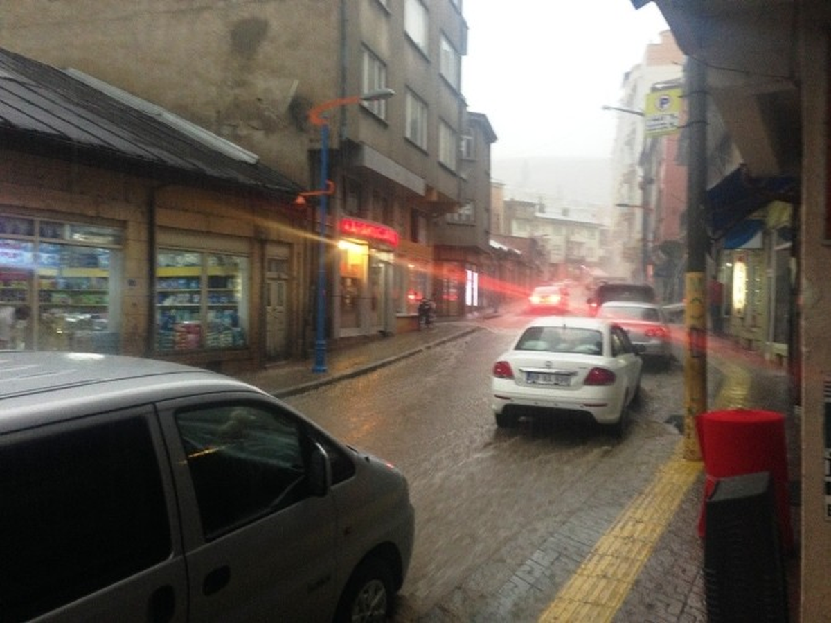 Bayburt\'ta Sağanak Yağış Hayatı Felç Etti