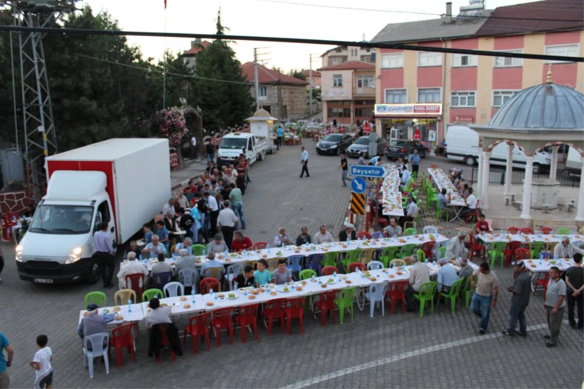 Beyşehir\'in Mahallelerinde Kurulan İftar Sofralarına Büyük İlgi