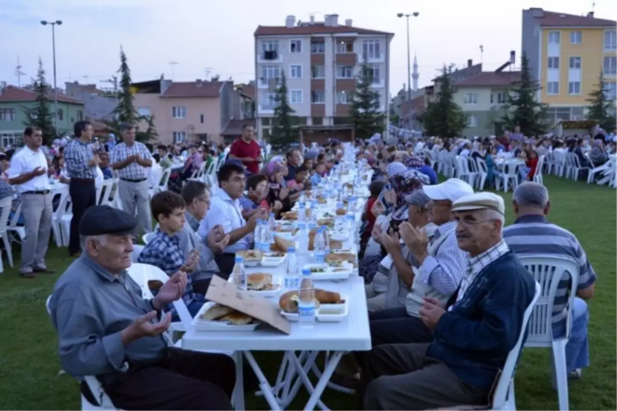 Çamlıca Mahallesi\'nde 3 Bin Kişiye İftar Verildi