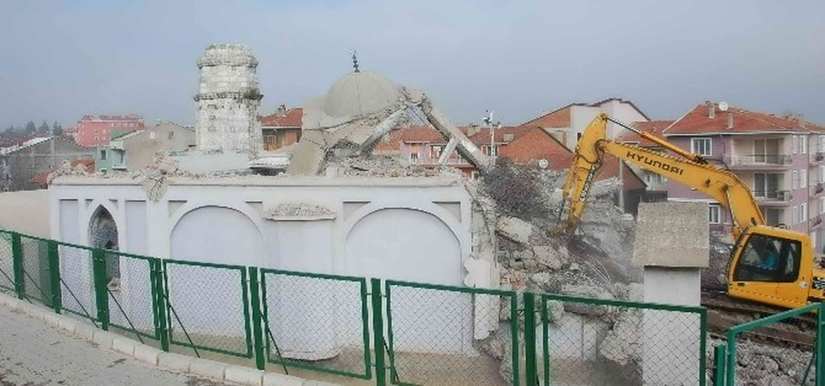 Depremde Yıkılan Camisinin Yerine Yenisini Yaptırıyor