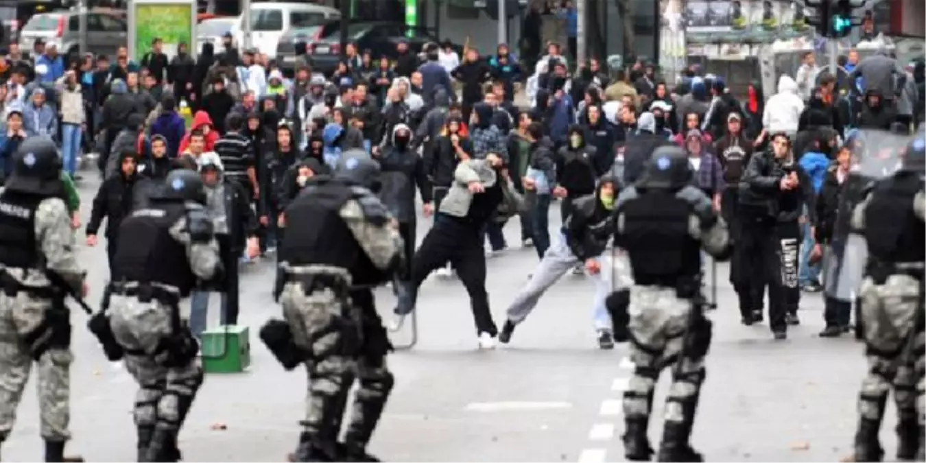 Dha Dış Haber ? Arnavutlar Üsküp\'te Protesto Düzenledi