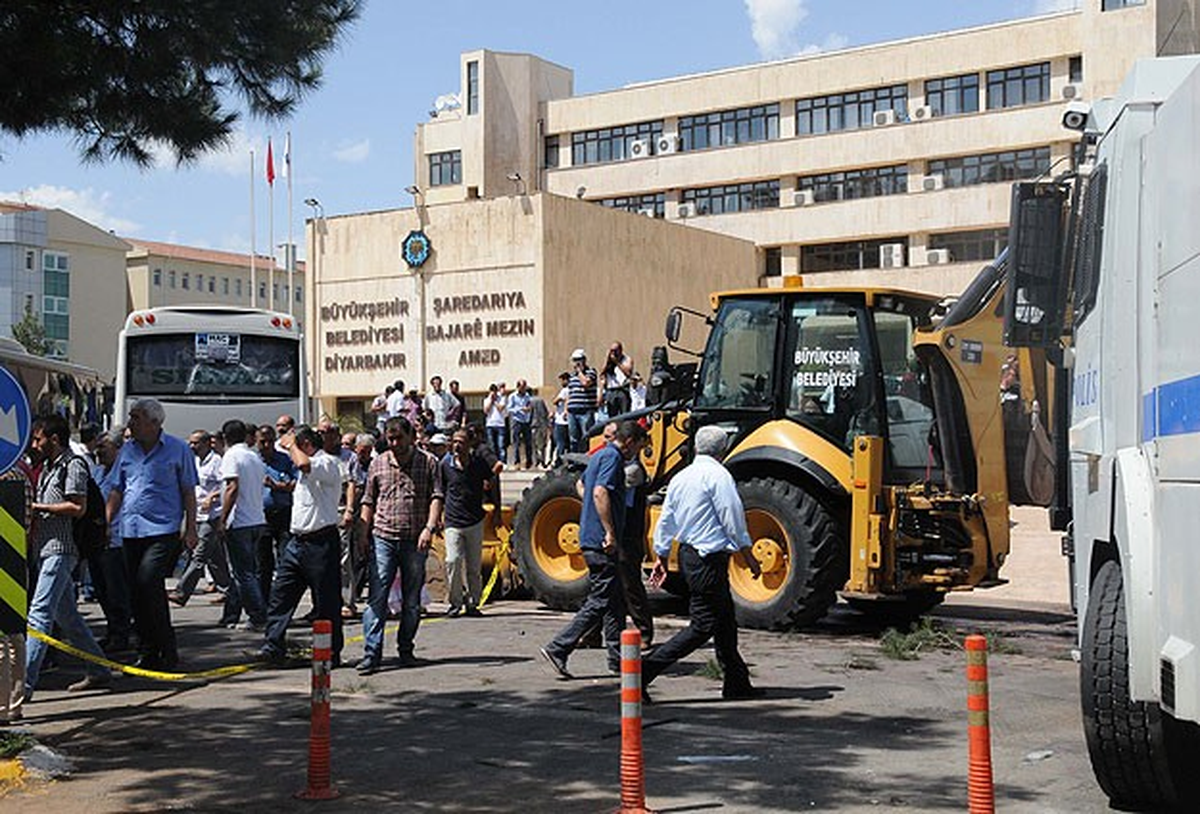 Diyarbakır\'da Belediye Önündeki Gerginlik