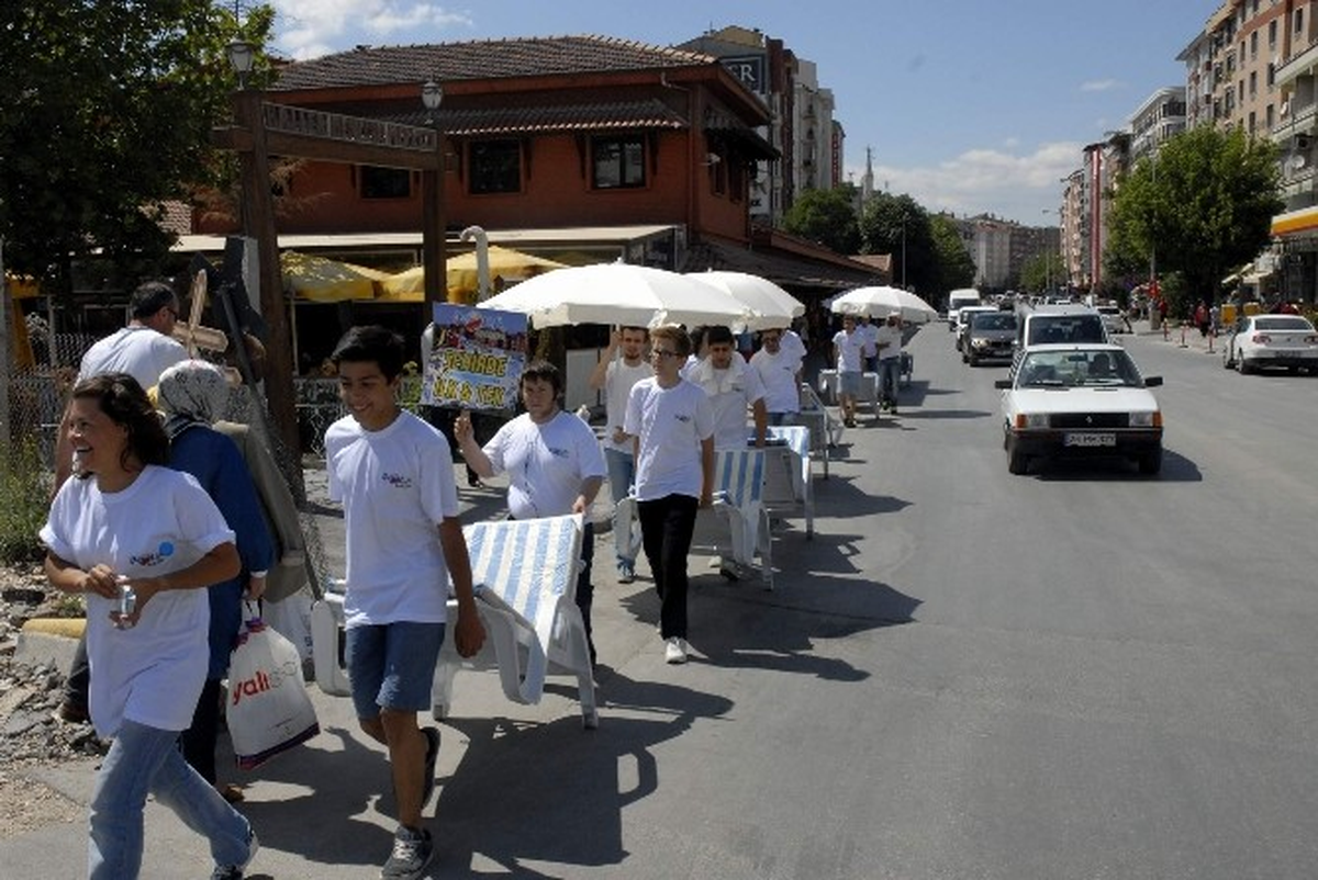 Gençlerden İlginç Tanıtım Yürüyüşü