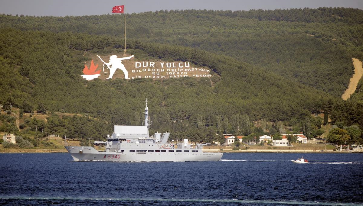 İtalyan Askeri Gemisi Çanakkale Boğazı\'ndan Geçti