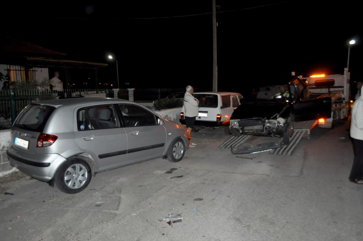 İzmir\'de Polisten Kaçan Alkollü Sürücü 2 Araca Çarpınca Yakalandı