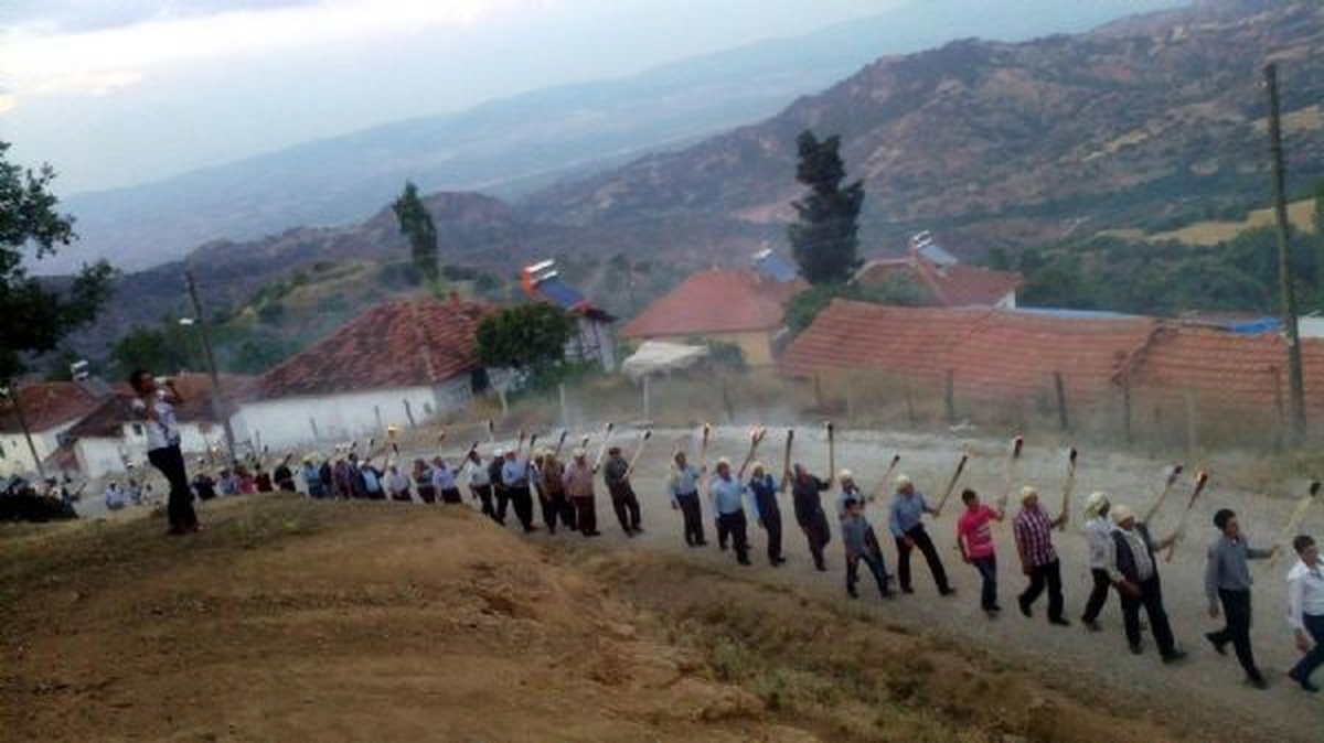 Köylüler Su İçin Önce Meşaleli, Sonra Yarı Çıplak Eylem Yaptı