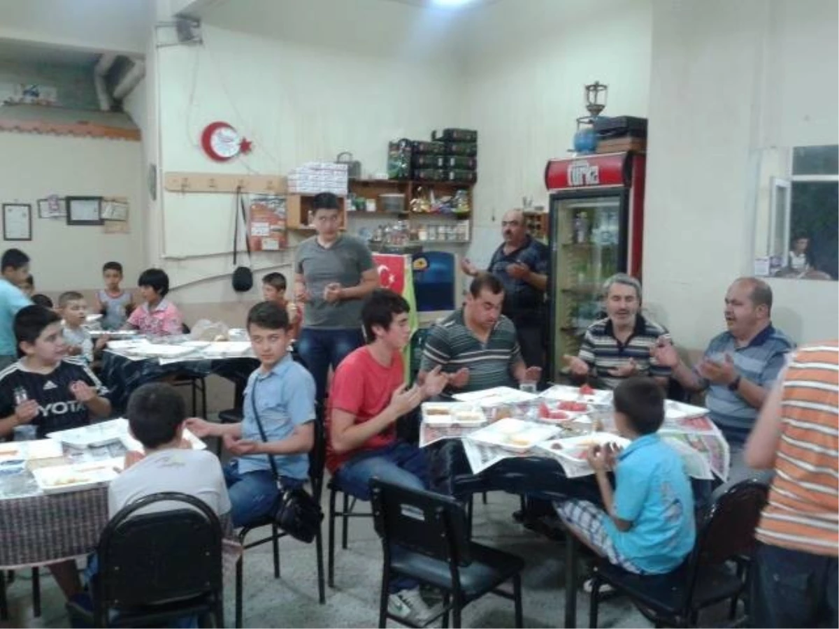 Malkara\'da Kuran Kursu Öğrencilerine İftar Yemeği Düzenlendi