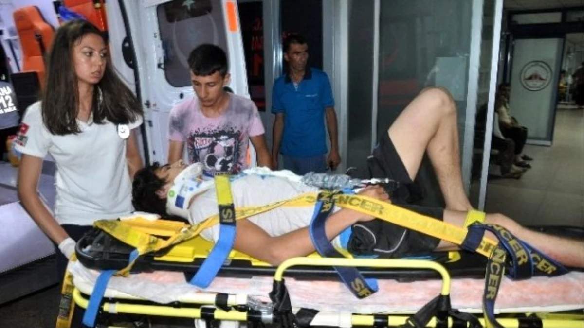 Adana\'da Otomobil Yayaya Çarpıp Kaçtı: 1 Yaralı