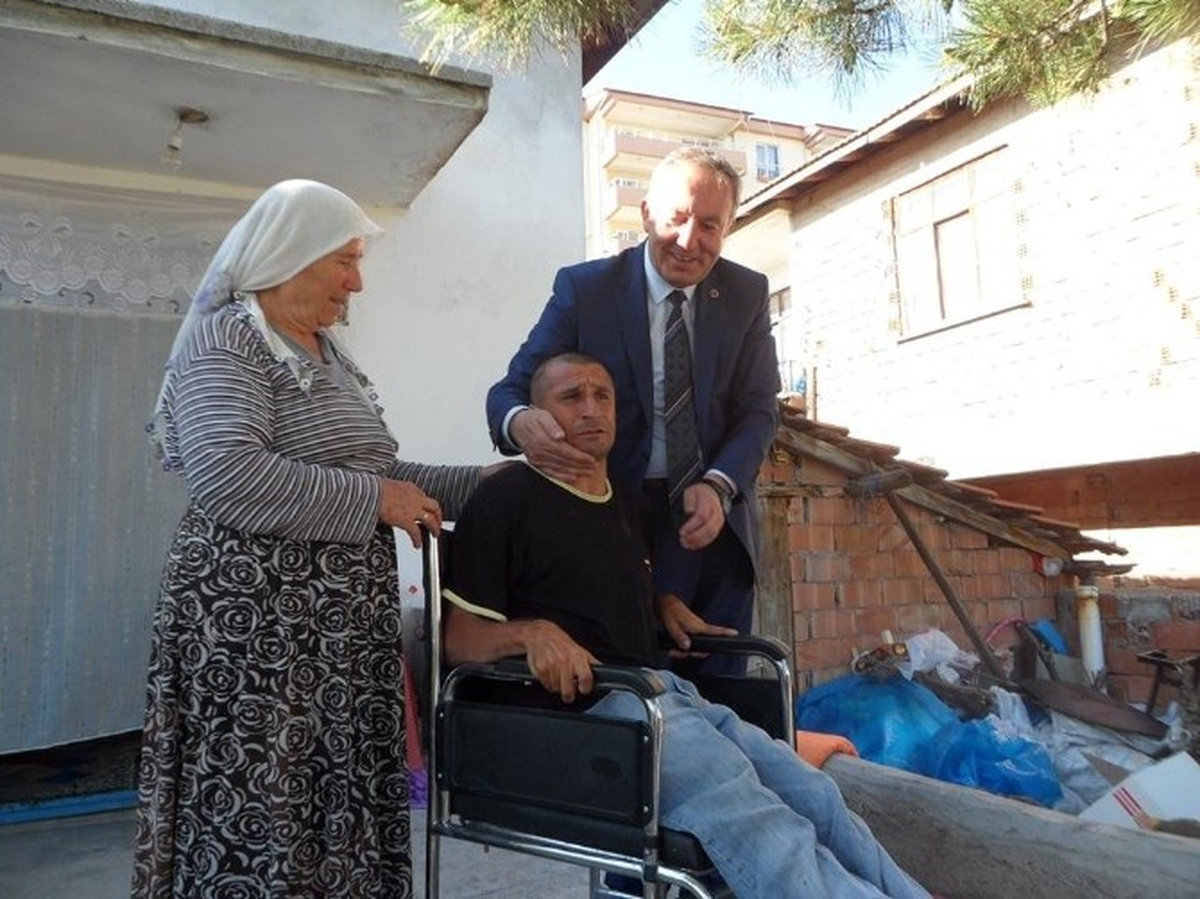 Şahiner Tekerlekli Sandalye Hediye Etti