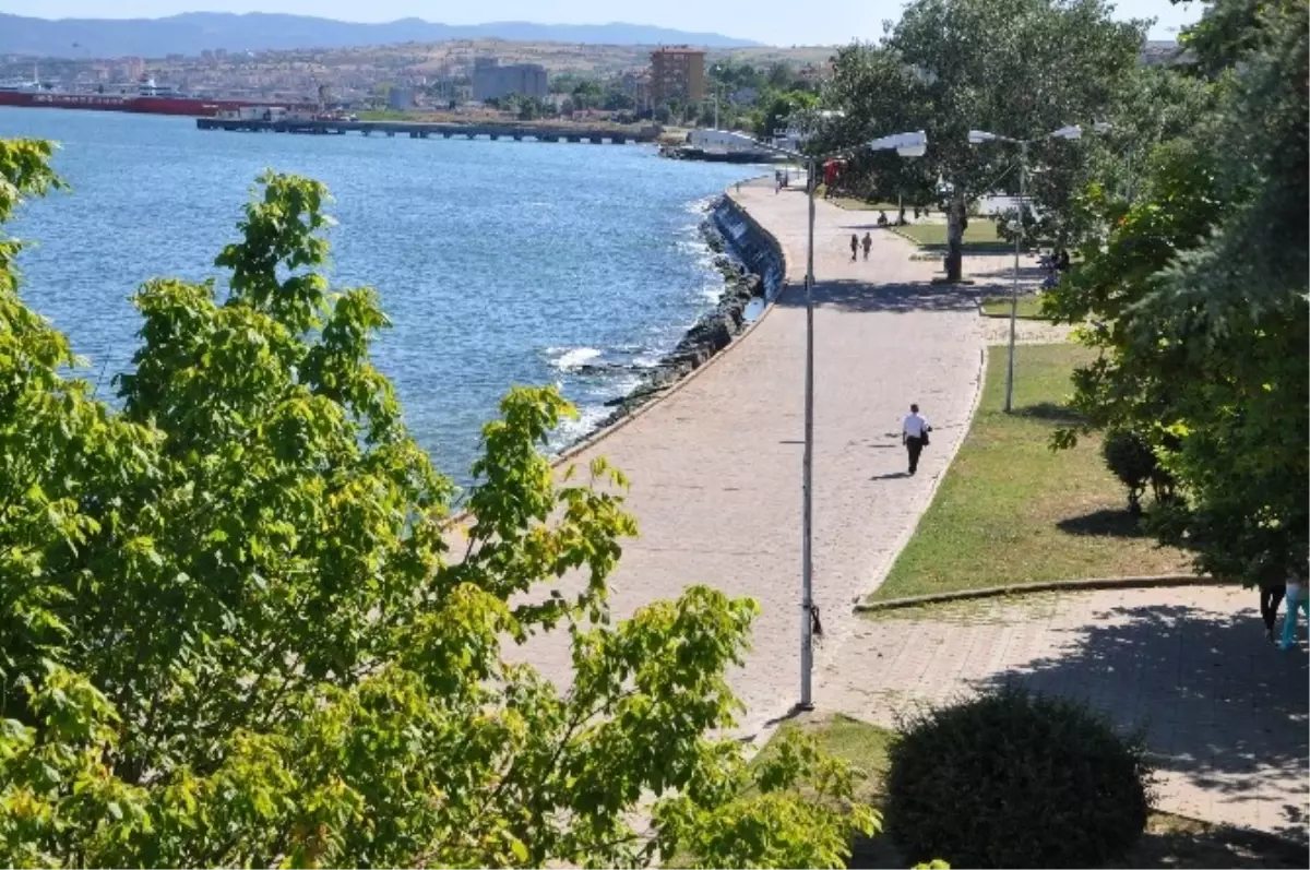 Tekirdağ\'da Sıcak Havada Sahil ve Parklar Boş Kaldı