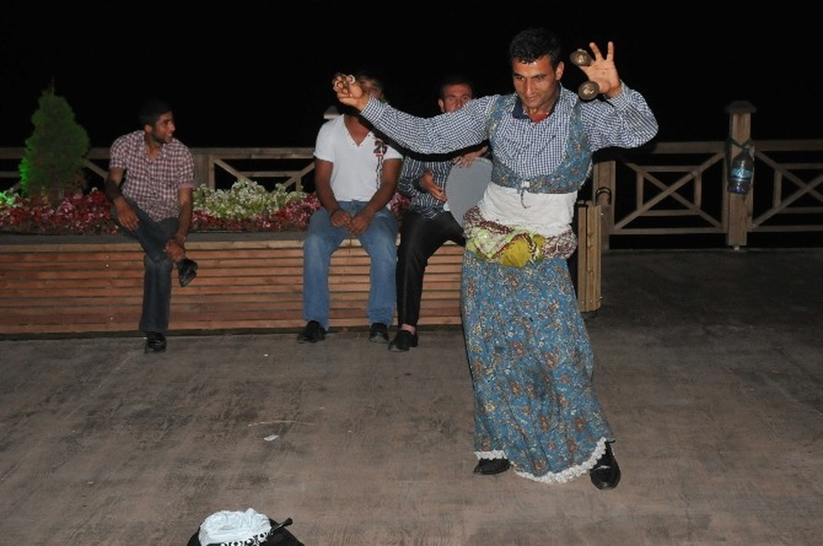 Akçakoca\'da Kaldırımda Eğlence