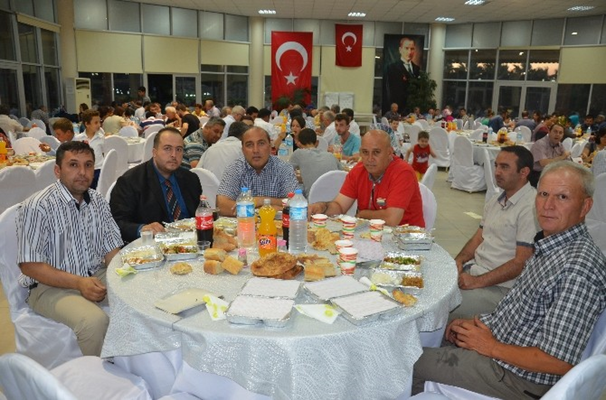 Akhisar Sebzeciler, Meyveciler ve Seyyar Satıcılar Odası\'ndan İftar