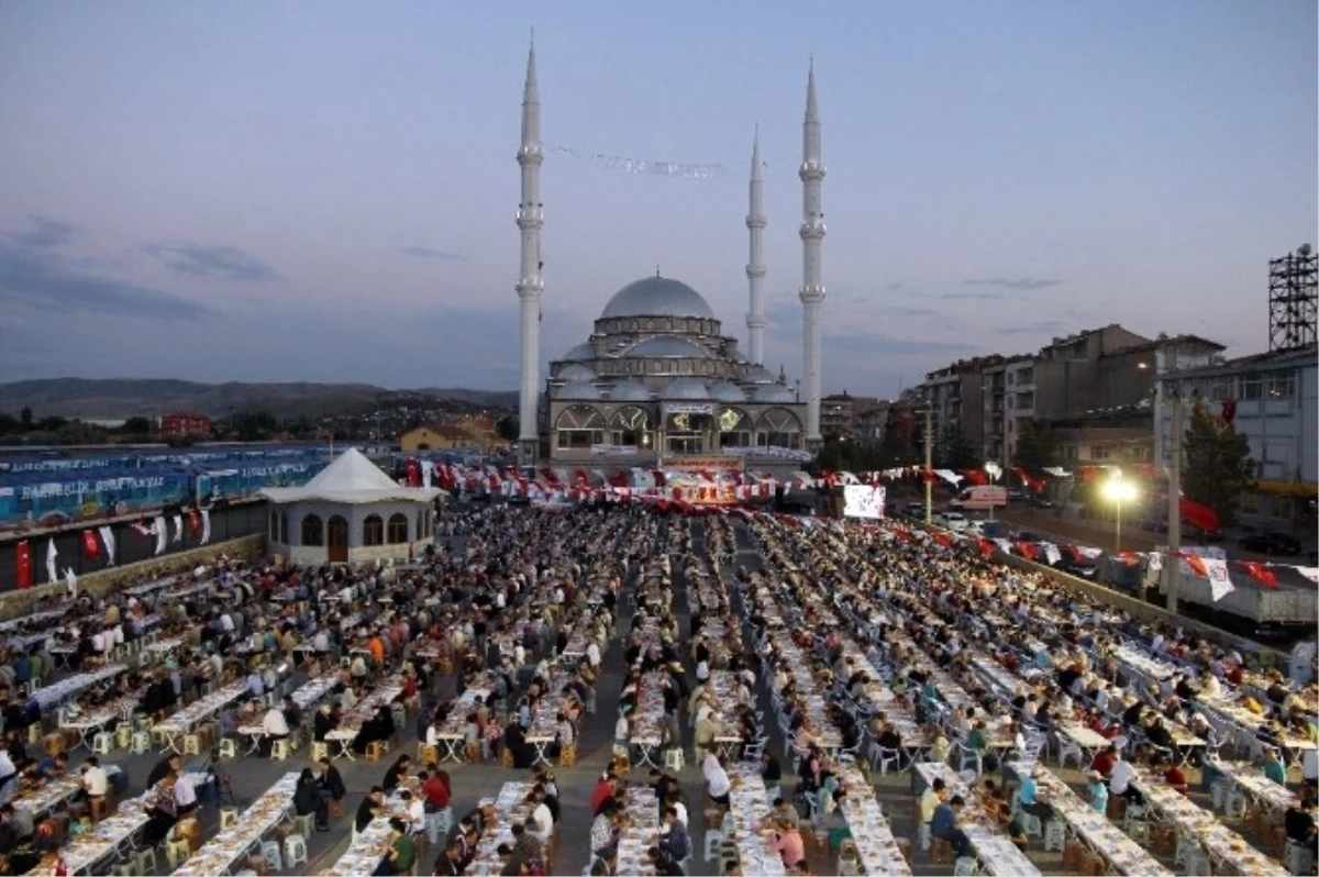 Bereket Ekspresi ile Bozok Bereket Kervanı, Yerköy\'de 6 Bin Kişiyi İftar Yemeğinde Buluşturdu