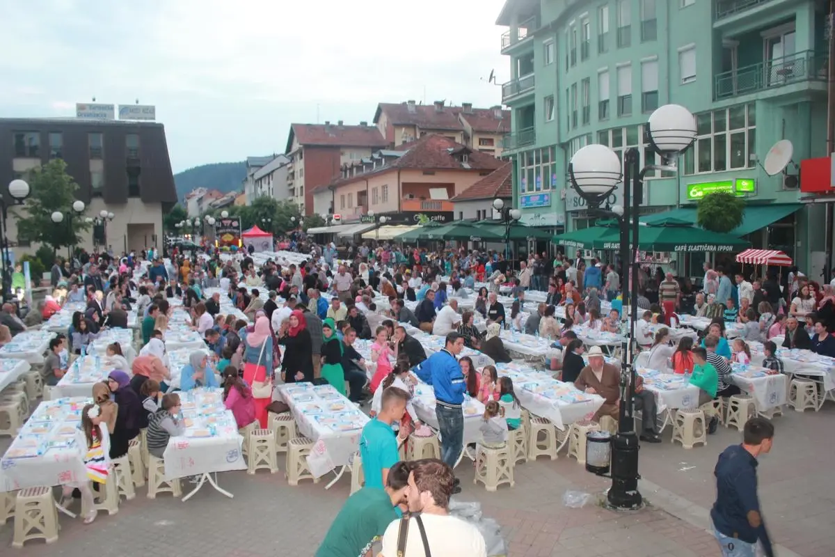 \'Bereket Konvoyu" Karadağlılarla Buluştu