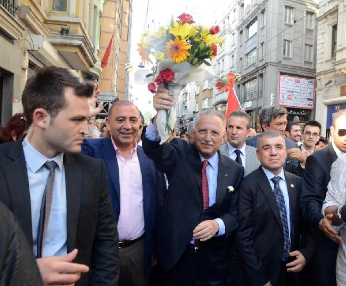 Cumhurbaşkanı Adayı İhsanoğlu\'ndan Gezi Parkı ve İstiklal Caddesi Turu