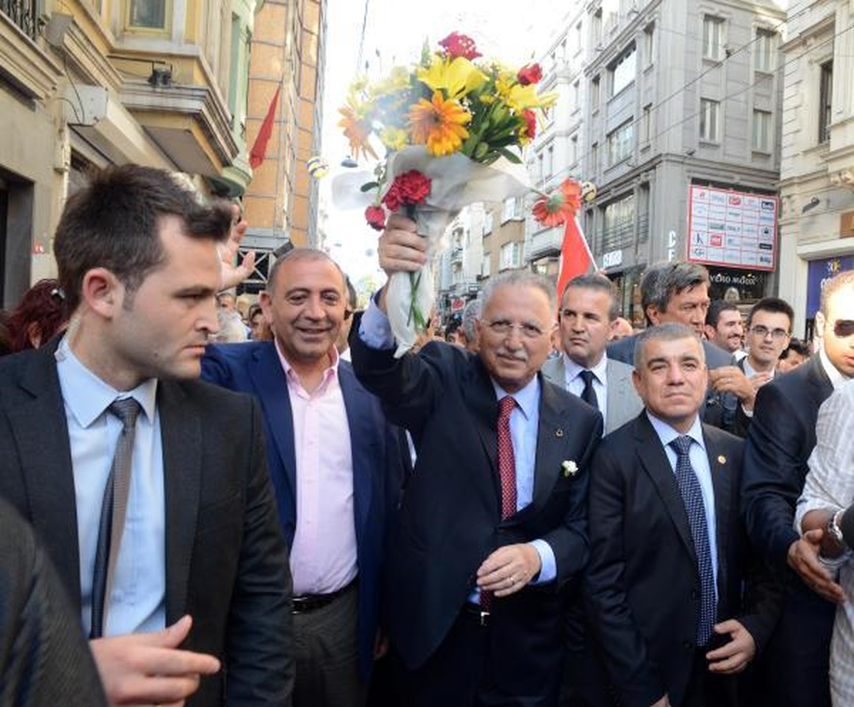 Cumhurbaşkanı Adayı İhsanoğlu\'ndan Gezi Parkı ve İstiklal Caddesi Turu