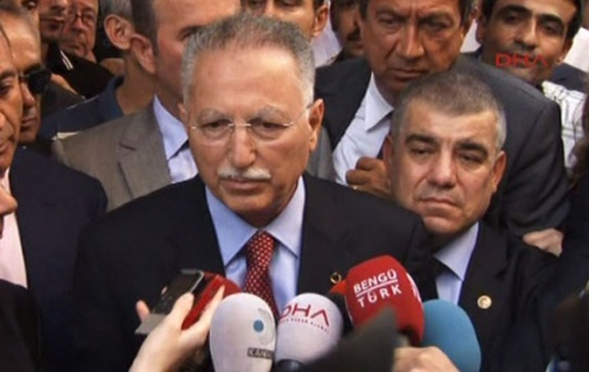 Ekmeleddin İhsanoğlu Sultangazi\'de Sokak İftarına Katıldı
