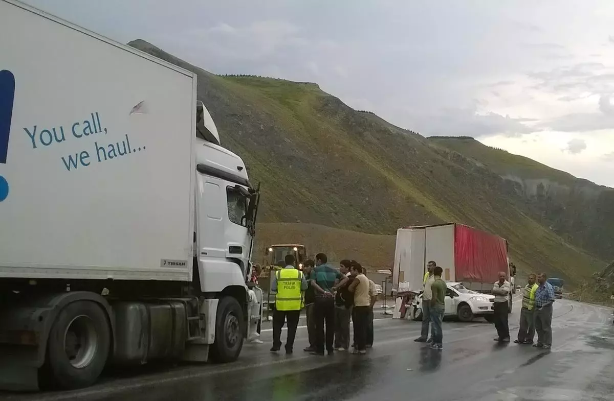 Erzincan\'da Trafik Kazası: 1 Ölü 3 Yaralı