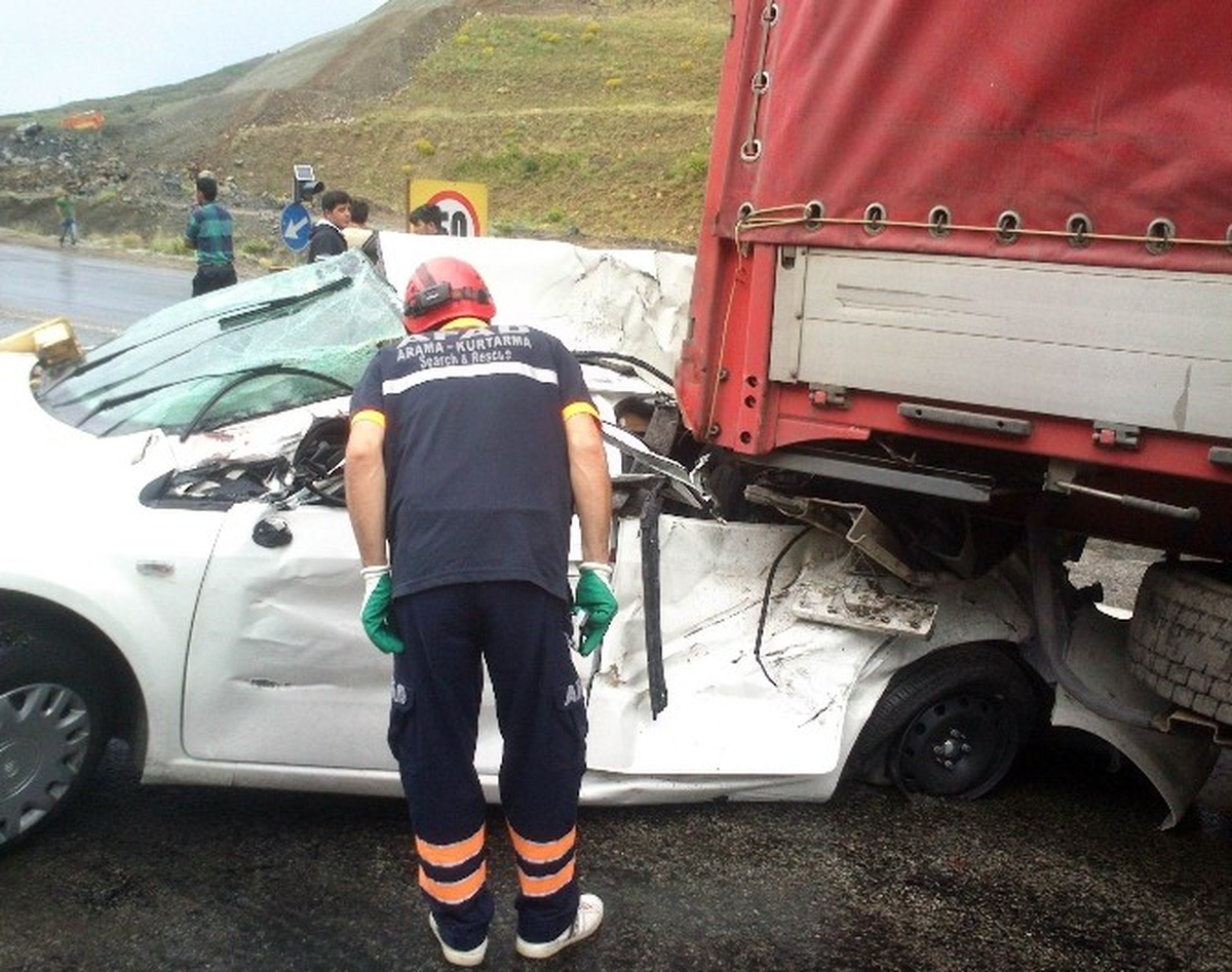 Erzincan\'da Trafik Kazası: 1 Ölü, 3 Yaralı