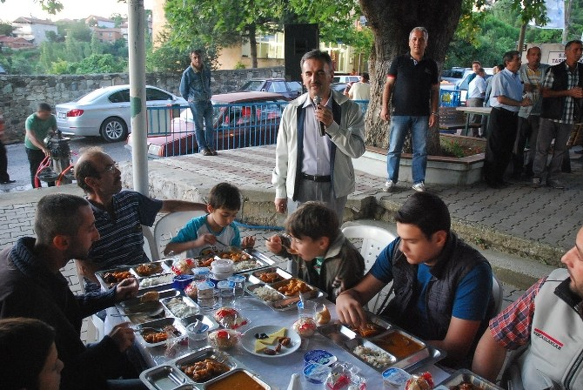 Gemlik Belediyesi\'nin Mahalle İftarları Devam Ediyor