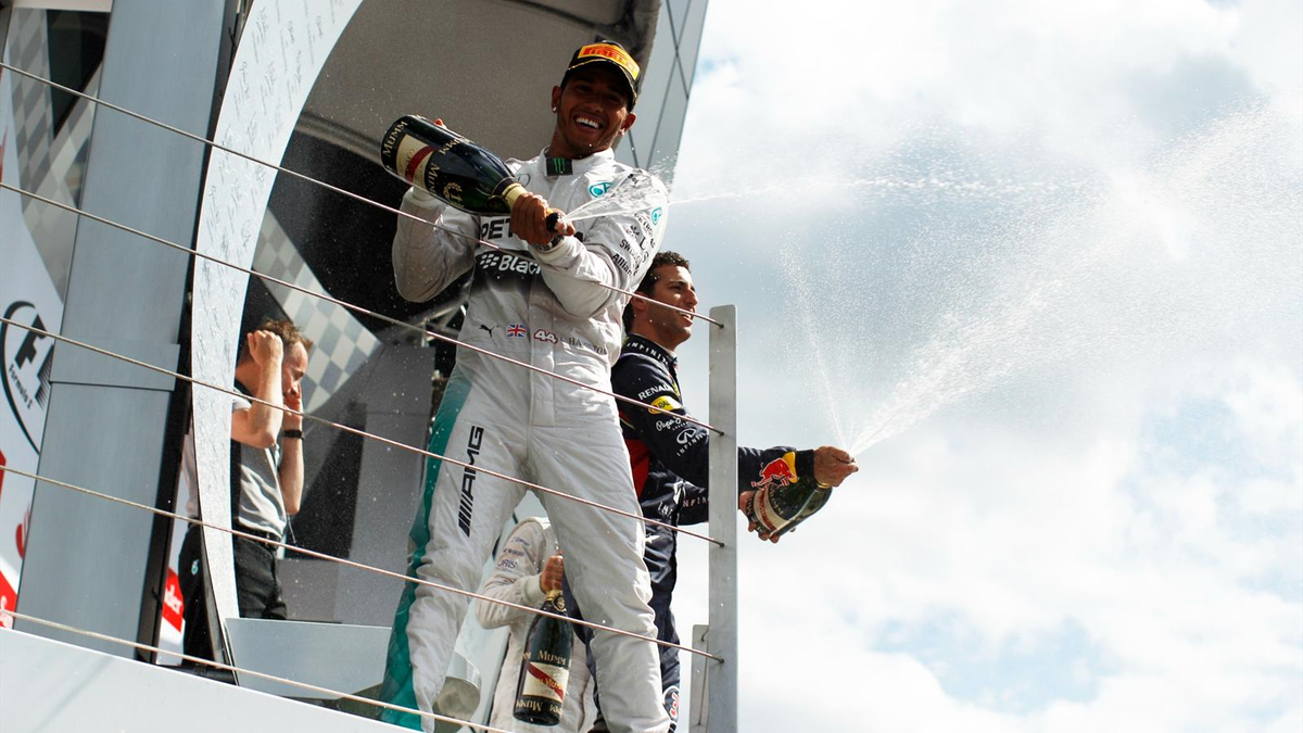 Hamilton\'dan Kendi Seyircisi Önünde Zafer