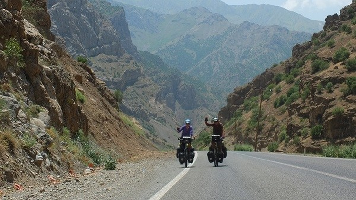 Hollanda\'dan Hakkari\'ye Pedal Çevirerek Geldiler