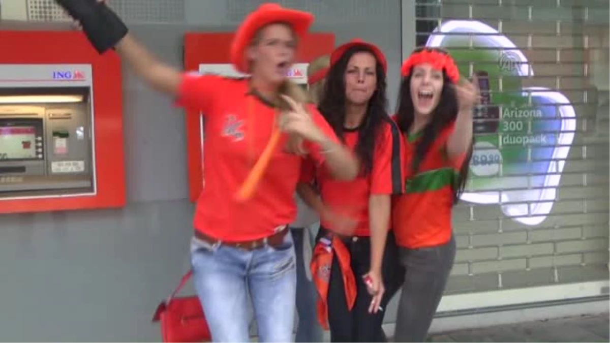 Hollanda\'nın Dünya Kupası\'nda yarı finale çıkması ülkede sevinçle kutlandı -