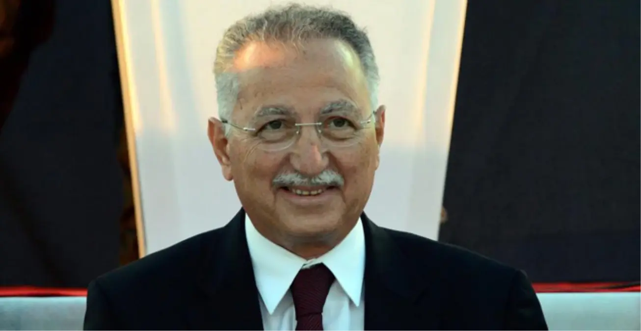 İhsanoğlu Yanağından Öptüğü Küçük Kızdan Oy İstedi