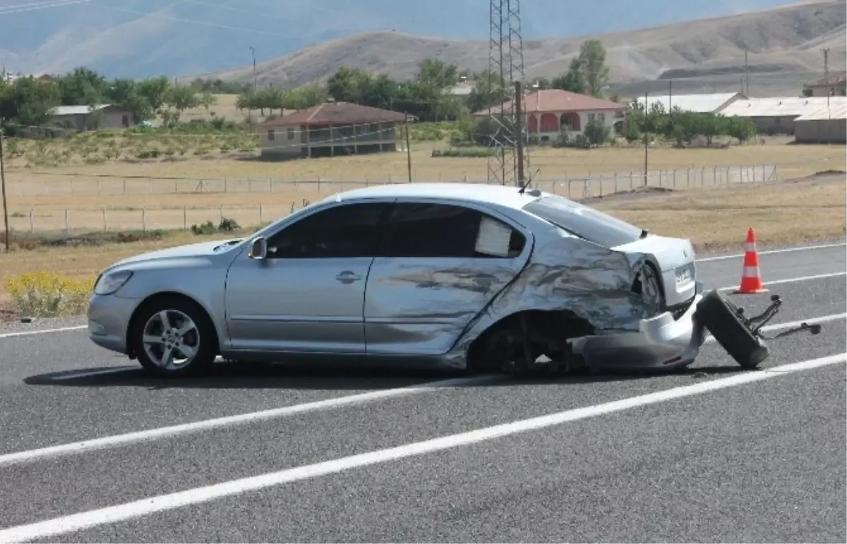 İki Otomobil Çarpıştı, 3 Kişi Yaralandı