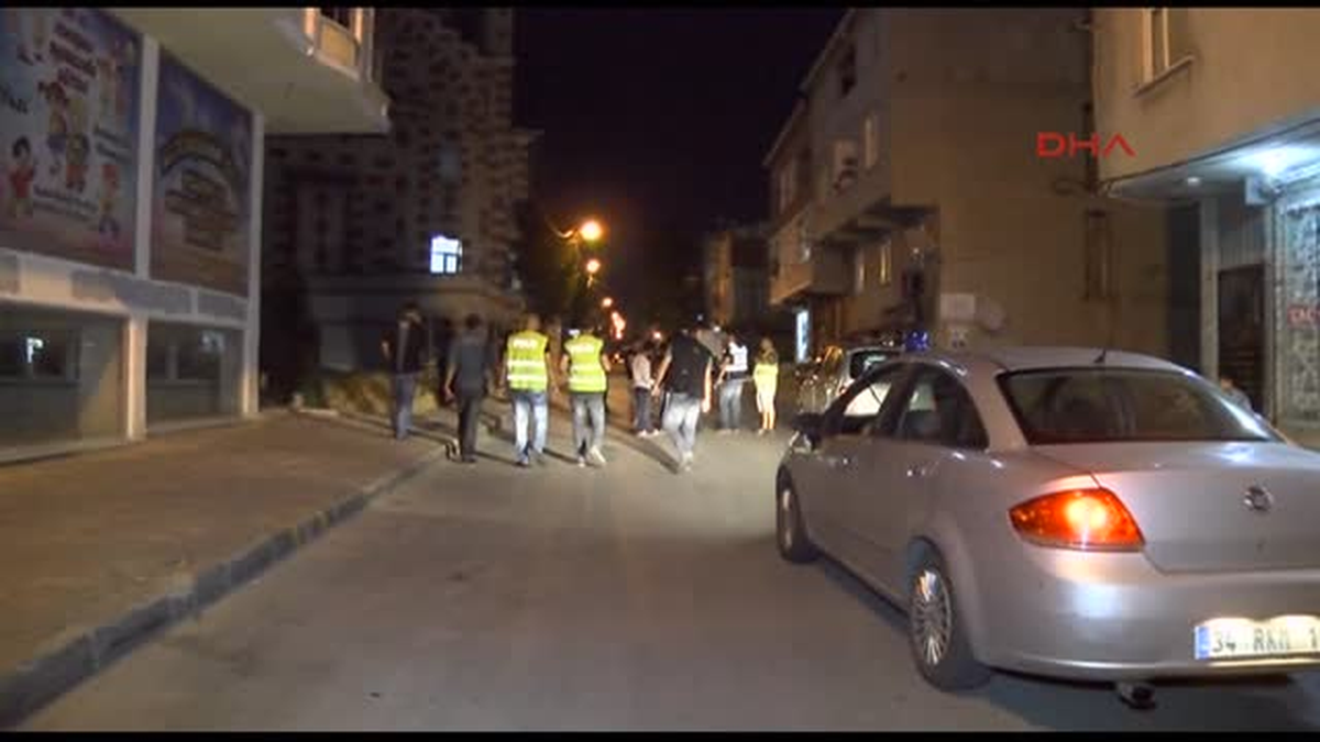 İstanbul Emniyet Müdürlüğü'ne Bağlı Ekipler Başakşehir Güvercintepe Mahallesi'nde Akşam Saatlerinde...