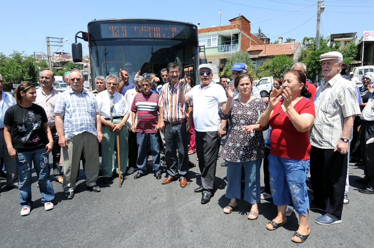 İzmir\'de Yeni Toplu Ulaşım Düzeni Protestosu