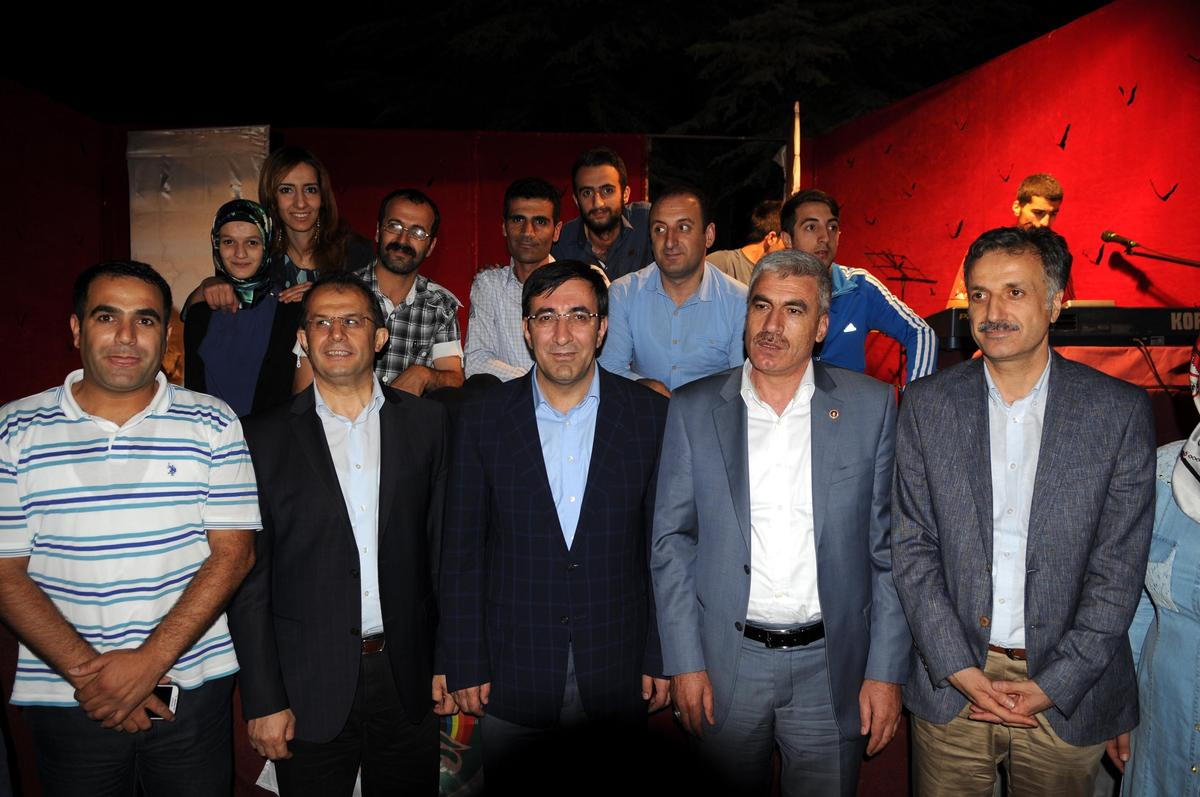 Kalkınma Bakanı Yılmaz, Zazaca Tiyatro Oyunu İzledi